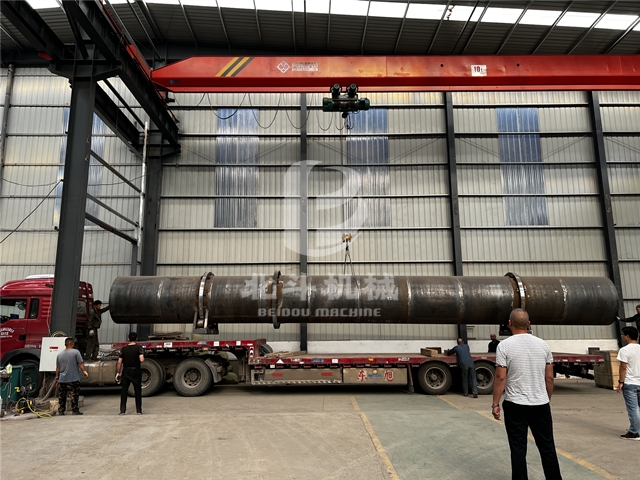 山東客戶定制的蔬菜烘干機進(jìn)行裝車發(fā)貨